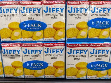 Yeni Umut, Minnesota - 11 Ekim 2022: 6 paket Jiffy mısırlı kek karışımı, Hyvee marketinde satılıyor.