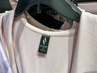 Minnetonka, Minnesota - 27 Ekim 2022: Bir Macys mağazasında satılık bir Skechers kapüşonlusuna yakın çekim