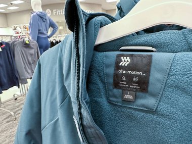 Minnetonka, Minnesota - 27 Ekim 2022: Bir ceketin üzerindeki All in Motion logosunu kapat. Bu bir Target mağazası markası, erkek ve kadınlar için spor kıyafetlerine odaklı.