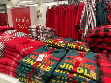 Minnetonka, Minnesota - 27 Ekim 2022: Bir Macys mağazasında Noel için aile pijamalarının satışı. Eşleşen pijama setleri, ön giyim setlerine odaklan