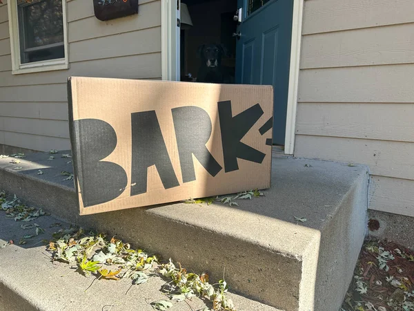 Νέα Ελπίδα Μινεσότα Οκτωβρίου 2022 Ένα Μεγάλο Κουτί Bark Παραδίδεται — Φωτογραφία Αρχείου