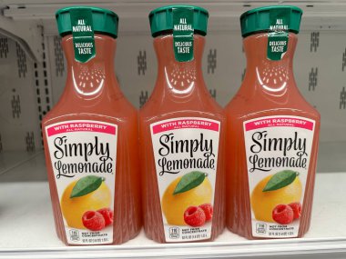 Plymouth, Minnesota - 4 Kasım 2022: Bir markette limonata ahududu aroması satılıyor