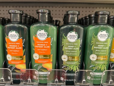 Plymouth, Minnesota - 4 Kasım 2022: Bitki özü şampuanı ve saç bakım ürünleri bir mağazada satılıyor