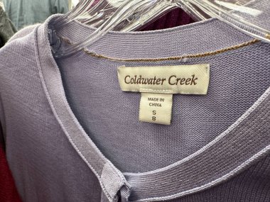 Yeni Umut, Minnesota - 6 Kasım 2022: Coldwater Creek marka bir giyim etiketine yakın çekim. Bu alışveriş merkezlerinde satılan bir kadın giyim markası.