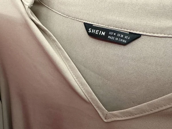 Yeni Umut, Minnesota - 6 Kasım 2022 Shein marka bir etikete yakın çekim. Burası hızlı moda satan bir online giyim mağazası.