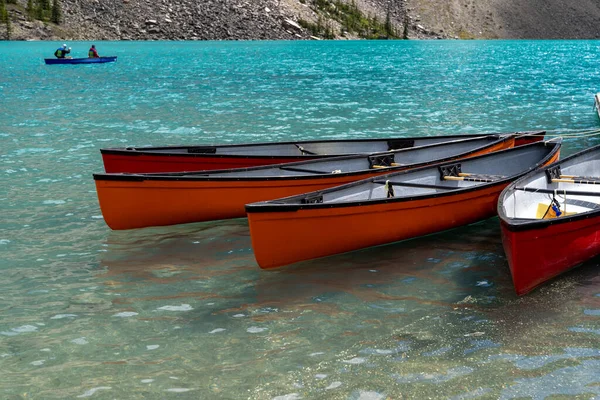班夫国家公园莫兰湖海岸线上的独木舟 — 图库照片