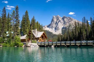 British Columbia, Kanada - 11 Temmuz 2022: Yoho Ulusal Parkı 'ndaki Emerald Gölü' ndeki ünlü restoranın görüntüsü