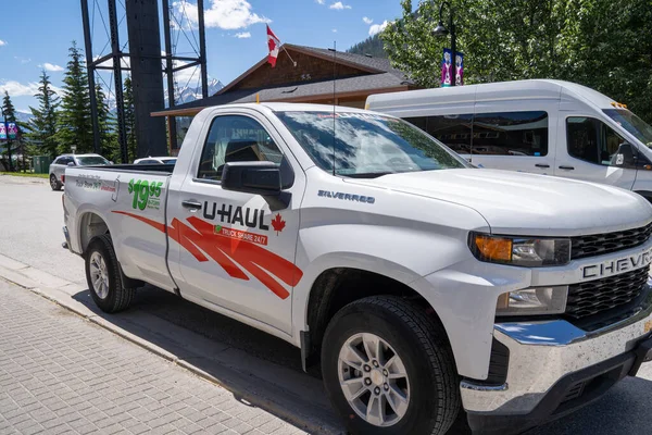 Field, British Columbia - 11 Temmuz 2022 Caddeye park etmiş bir U-Haul kiralık kamyonu Chevrolet Silverado