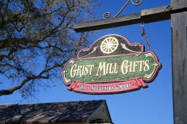 St. Augustine, Florida - 28 Aralık 2022 Grist Mill Hediyeleri için imza, tarihi St. Charles Caddesi boyunca bir şapka ve hediyelik eşya dükkanı.