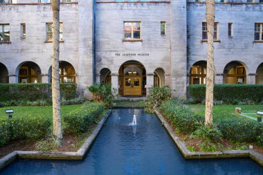 St. Augustine, Florida - 28 Aralık 2022: Şehir merkezindeki Lightner Müzesi 'nde palmiye ağaçları ve koi göleti bulunan avlu