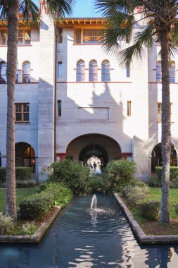 St. Augustine, Florida - 28 Aralık 2022: Şehir merkezindeki Lightner Müzesi 'nde palmiye ağaçları ve koi göleti bulunan avlu