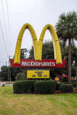 Brunswick, Georgia - 1 Ocak 2023 McDonalds, fast food zinciri restoranı için büyük altın kemerler imzaladı.