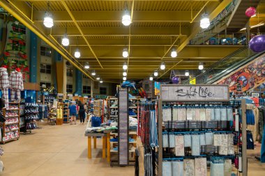 Cocoa Beach, Florida - 29 Aralık 2022 Kakao Sahili Sörf Şirketi 'nin içinde spor kıyafetleri ve giysi satılıyor.