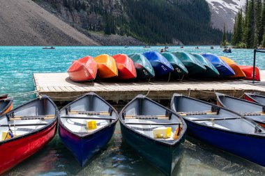 Alberta, Kanada - 9 Temmuz 2022: Kanada 'da yaz aylarında Morinae Gölü' ndeki kayıkhanede kanolar