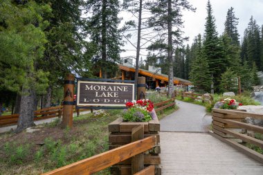 Alberta, Kanada - 9 Temmuz 2022 Banff Ulusal Parkı 'ndaki Moraine Lake Lodge' a giden yol