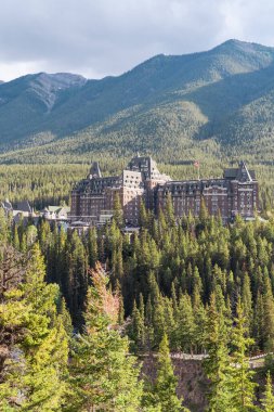 Banff, Alberta, Kanada - 9 Temmuz 2022: Banff Ulusal Parkı 'ndaki Fairmont Banff Springs Oteli
