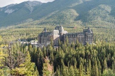 Banff, Alberta, Kanada - 9 Temmuz 2022: Banff Ulusal Parkı 'ndaki Fairmont Banff Springs Oteli