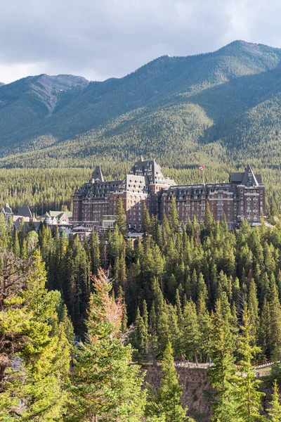 Banff, Alberta, Kanada - 9 Temmuz 2022: Banff Ulusal Parkı 'ndaki Fairmont Banff Springs Oteli