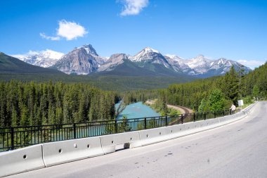 Banff Ulusal Parkı 'ndaki Morantlar Eğrisi' ne bakan bölge, Kanada 'nın Rocky Dağları' nda popüler bir eğitim noktası.