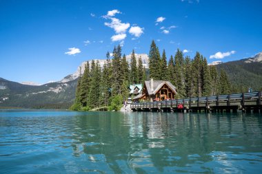 British Columbia, Kanada - 11 Temmuz 2022: Yoho Ulusal Parkı 'ndaki Emerald Gölü' ndeki ünlü restoranın görüntüsü