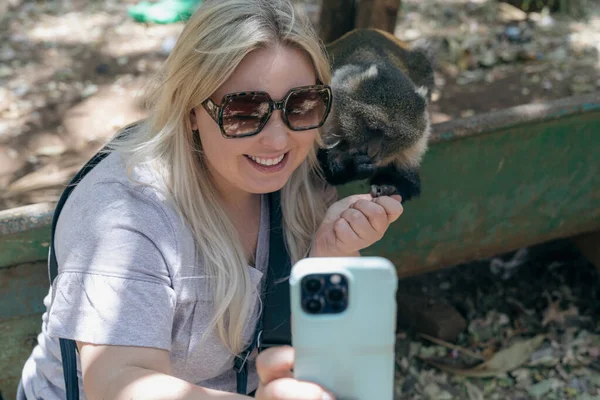 Femme Blonde Prend Selfie Avec Une Caméra Téléphonique Avec Singe — Photo