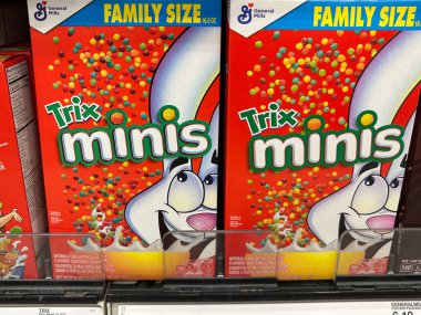 Plymouth, Minnesota - 27 Mart 2023: Trix Minis tahıl gevreği General Mills, bir markette sergileniyor