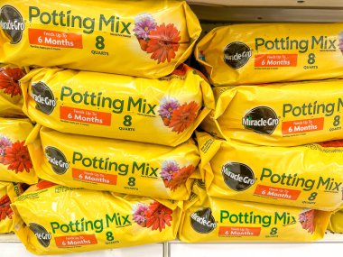 Plymouth, Minnesota - 27 Mart 2023: Miracle Gro markası Potting Mix Bir Target mağazasında sergilenen bahçe ve saksı bitkileri