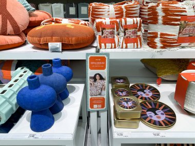 Plymouth, Minnesota - 27 Mart 2023: Opalhouse x Jungalow ev dekorasyonu ve çarşaf sergisi