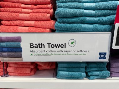 Maple Grove, Minnesota - 27 Mart 2023: The Big One 'ın renkli pamuk havluları bir Kohls mağazasında satışta