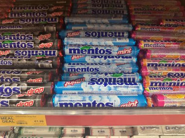 Amsterdam, Hollanda - 26 Mart 2023: Mentos 'un çeşitli aromalı şekerlerinin bir markette satışa sunulması