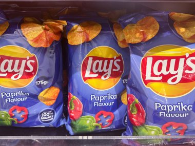 Amsterdam, Hollanda - 26 Mart 2023: Bir bakkalda satılık Paprika Lezzet Patates cipsi Sergisi