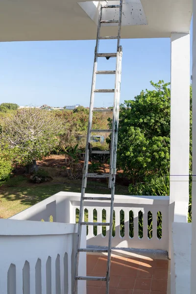 Ongeopende Ladder Een Steile Trap Concept Voor Een Veiligheidsovertreding Onveilige — Stockfoto