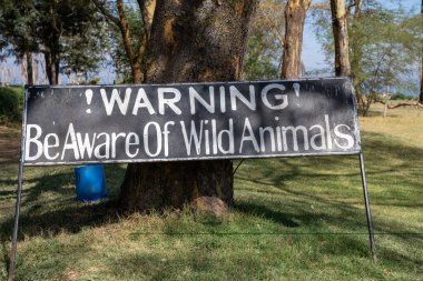 Uyarı işareti - Vahşi hayvanlardan sakının - Kenya, Afrika Naivasha Gölü