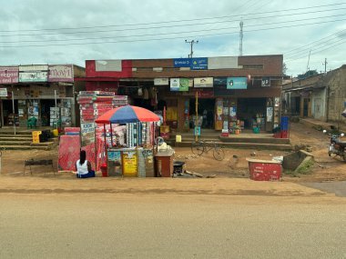 Uganda, Afrika - 25 Mart 2023: Tipik yol kenarı market sahnesi, kırsal bir köyde yatak satan bir tezgah