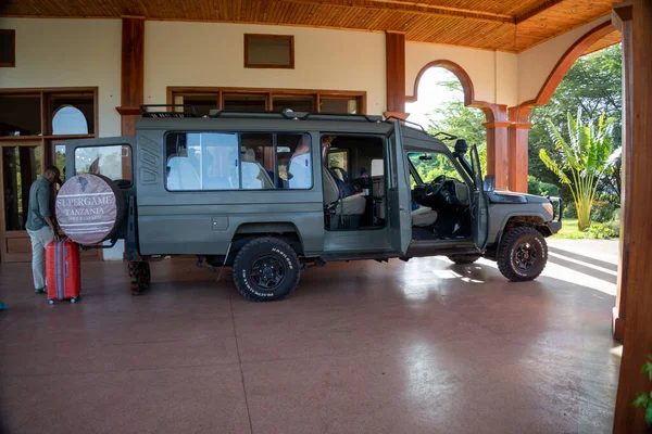Tanzania Afryka Marca 2023 Samochód Safari Land Cruiser Załadowany Bagażem — Zdjęcie stockowe