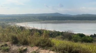 Uganda 'daki Nyamunuka Gölü, Kraliçe Elizabeth Ulusal Parkı yakınlarında bir krater gölü.