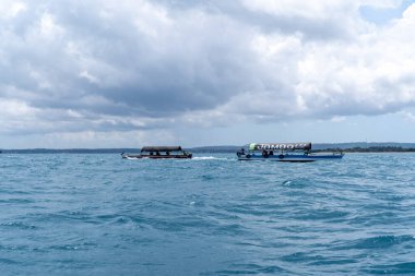 Zanzibar, Tanzanya - 15 Mart 2023: Tekneler turistleri Cezaevi Adası 'na (Changuu Adası)