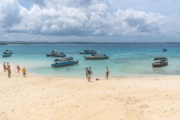 Zanzibar Tanzania Maart 2023 Toeristen Wachten Tot Boten Prison Island — Stockfoto