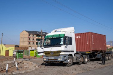 Mai Mahiu, Kenya, Afrika - 3 Mart 2023: Kenya kırsalında, şoför dinlenmesi için yolun kenarında duran büyük bir tır