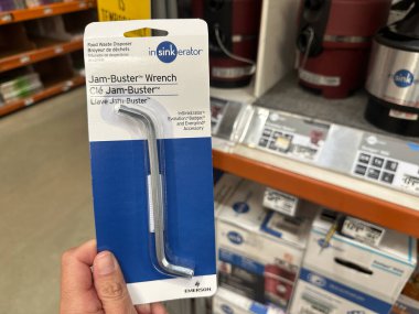 Maple Grove, Minnesota - 8 Nisan 2023: Evlerdeki tıkanmış çöp öğütücülerini tamir etmek için InsinkErator Jam Buster anahtarı