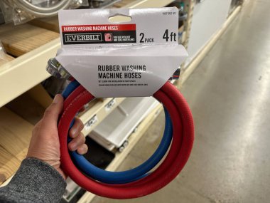 Maple Grove, Minnesota - 8 Nisan 2023: Home Depot mağazasındaki sıcak ve soğuk su hatları için Everbilt Rubber Bulaşık Makinesi hortumları