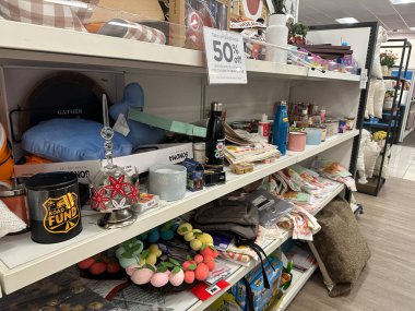 Maple Grove, Minnesota - 15 Nisan 2023: Bir Kohls mağazasında çeşitli ürünlerin gelişigüzel sergilendiği dağınık bir temizlik sergisi