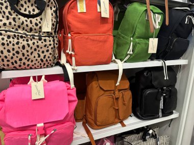 Maple Grove, Minnesota - 8 Nisan 2023: Universal Thread marka sırt çantaları ve çantaları