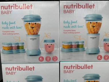 Maple Grove, Minnesota - 8 Nisan 2023: Sams Club 'da ev yapımı bebek maması yapmak için kullanılan besin mermisi karıştırıcı sistemi