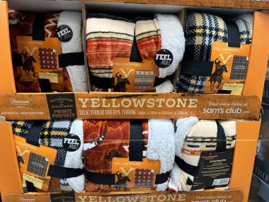 Maple Grove, Minnesota - 8 Nisan 2023: Yellowstone TV dizisi temalı gösterim Sams Club 'da satılık şerpa battaniyeleri