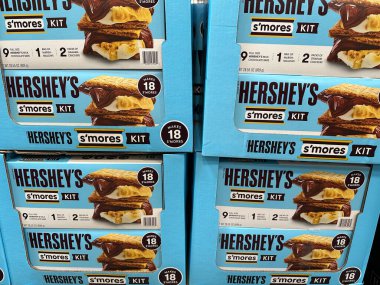 Maple Grove, Minnesota - 8 Nisan 2023: Hersheys Smores Kit ve çikolatalı şekerlemeler, şekerlemeler ve Sams Club 'da krakerler