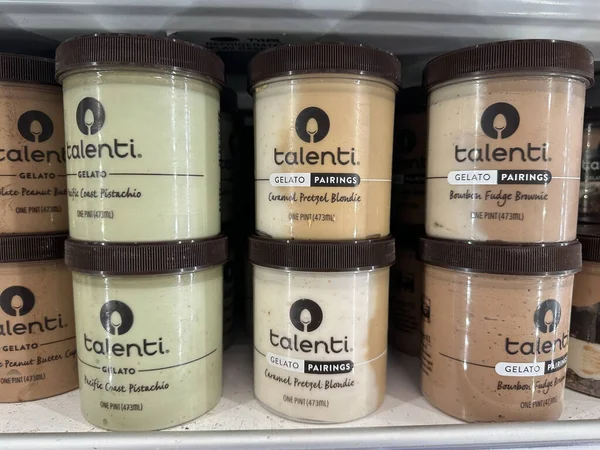 Maple Grove, Minnesota - 8 Nisan 2023: Talenti İtalyan Gelato Çiftleri bir süpermarkette satılıktır.