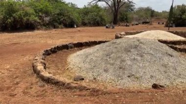 Nairobi Ulusal Parkı Kenya Afrika 'daki Fildişi Yanan Arazi (fil dişleri) manzarası. Fildişi, park bekçileri tarafından kaçak avcılardan toplanan küller halinde yakıldı.