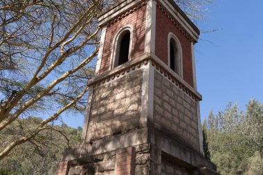 Mai Mahiu Katolik Kilisesi 1942 yılında İtalyan savaş esirleri tarafından inşa edildi. Çan kulesi