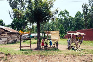 Mara Rianta, Kenya - 10 Mart 2023: Yol kenarındaki çocuklar meyve ve muz satıyor